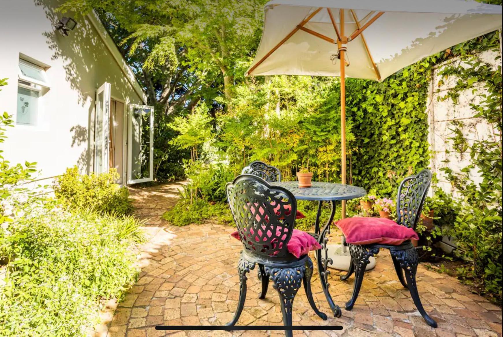 Guest Suite - Leafy Constantia Guest House ケープタウン エクステリア 写真